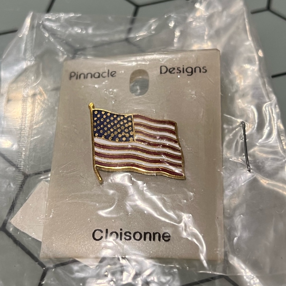 AMERICAN FLAG PIN - Picture 2 of 3
